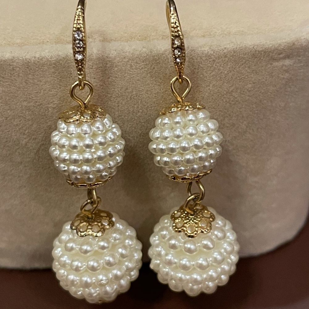 Costume pearl and gold tone drop earrings - Picture 3 of 5